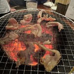 炭火焼肉 肉人 - ホルモン苦手だが、ここのは食べられる。ただし店内煙すぎて見えない。