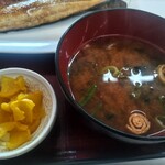 四日市ヒモノ食堂 - 味噌汁と漬物