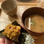 握りのはやし - ウニ手巻きとめかぶの赤味噌汁