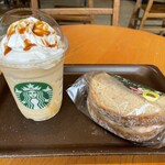 スターバックス コーヒー - バナナブリュレプラペチーノ&えびアボガド石窯カンパーニュ