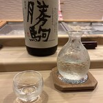 鮨 大門 - ★勝駒 純米酒(富山県高岡市) 富山でカリスマ的な人気を誇る美酒。香りは控えめ、凛とした佇まいがお鮨に寄り添います。テクスチャはややトロミがある感じ。