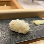 鮨 大門 - 魚津産のコシヒカリはハラリとほどけてお鮨に合う！シンプルなネタほど美味しさが引き立ちます。剣先イカ。