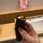 鮨 大門 - 手巻き雲丹。サイズ感が素晴らしい。