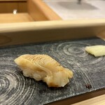 鮨 大門 - 大きなばい貝！新鮮な貝のお鮨は港町の醍醐味。