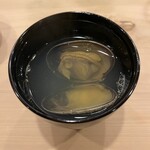 鮨 大門 - 大きな蛤のお吸いもの。ほっこりどころか、潮の美味しさに衝撃が走ります。