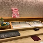 鮨 大門 - カウンター席は7席くらい？コンパクトですが大将との距離感が嬉しい造り。