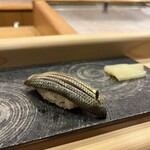 鮨 大門 - 水揚げされたばかりの新鮮な魚津産のコハダ。やっぱりヒカリモノが1番好きなので嬉しすぎるスタート。