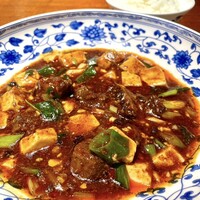 老四川 飄香小院 - 飄香小院ランチセットの牛肉麻婆豆腐 
                    ライス（お代わり可）、スープ（お代わり可）、
                    本日の前菜4種盛付き