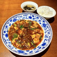 老四川 飄香小院 - 飄香小院ランチセットの牛肉麻婆豆腐 
                    ライス（お代わり可）、スープ（お代わり可）、
                    本日の前菜4種盛付き
