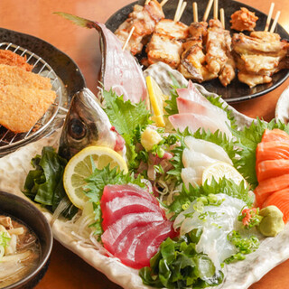 新鮮な刺身や串揚げなど、お酒が進む絶品メニューが勢揃い