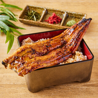 重箱からはみ出るうな重は迫力満点！