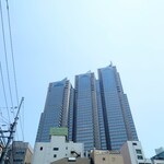 シャンティ - 玄関前で左を見上げれば、パークタワー。