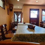 シャンティ - 店内入って右のテーブル席。