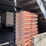 シャンティ - お店の先、右と左にある製麺工場は、"富士そば"の麺二社のうちの一社、紀州屋製麺。