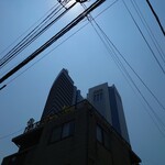 シャンティ - 右には、姉妹ビルの"NTT東日本本社"と"オペラシティ"。