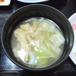 なが勢 - 味噌汁
      この日はキャベツと油揚げ