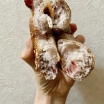 ハッピーキャンパーベーグル - もっちり生地のクラムに練り込まれたベリーはそんなに沢山入っている訳では無いんですが、しっかりとベリーの甘みと酸味が感じられます！クラストはカリカリッ！オーツ麦っぽいものもグッド！