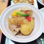 なが勢 - 煮物
      この日は王道の肉じゃが