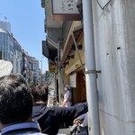 とんかつ いちかつ - 出遅れて行列待ち。