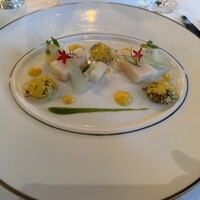 トゥールダルジャン 東京 - 帆立のマリネ、ジンジャーとオレンジの芳香、爽やかなフヌイユ（ウイキョウ）のジュレと香気なサフランクリーム