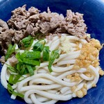 絵空事 - 肉うどん。の冷たいの。揚げ玉はカウンターでセルフトッピング。
