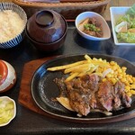 ステーキ&ハンバーグ 前田亭 - 熟成赤身牛ステーキS定食（焦がしニンニクソース）　990円