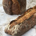 パーラー江古田 - 右: 小麦酵母のフランスパン 453円