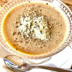 立ち呑みラッキー - 冷製オニオングラタンスープのムース

夏の食欲なくなる時には是非こちらをオススメ。濃厚なオニグラをゼラチンでムース状にしたので食べやすいです。