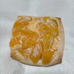 セラヴィ - 昼まで上に保冷剤載せて保冷BOXに入れていたので見た目が落ちています。凄い量のフィリングと桃でずっしり。美味しい〜