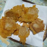 セラヴィ - ↑の裏面。中も角切りチーズが一杯。