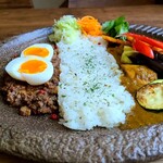 oji curry - 2種カレー３辛　焼き野菜+ゆで卵トッピング