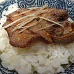 しずる - 牛タンを麦めしに載せて