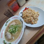 白龍ラーメン - ラーメン650円 　ヤキメシ(小)450円