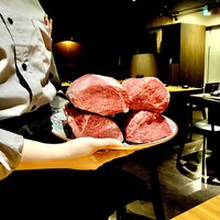 中目黒焼肉 登牛門 - 牛肉プレゼン（右上北海道産とうや湖和牛ランプ・右下北海道産とうや湖和牛イチボ・左上下静岡県産掛川牛ヒレ肉）