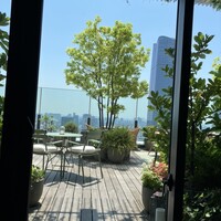 The Jade Room + Garden Terrace - 店内のテーブルから見たガーデンテラス