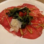 PORTERHOUSE - 薄切りの牛カルパッチョ。ルッコラの味が濃い。