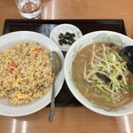 境香 - 味噌ラーメンと五目チャーハンのセット(¥800.-)