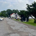 牛小屋のアイス - お店の前が駐車場。