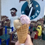 牛小屋のアイス - お店の前でパシャリ。ピントはアイスじゃなくてやっちゃんにw