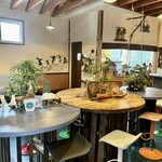 牛小屋のアイス - 店内飲食のスペースはこんな感じ。雨の時とかはこちらで。