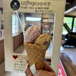 牛小屋のアイス - 店内でパシャリ。