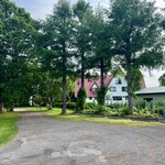 牛小屋のアイス - お店の奥は緑がたくさん。