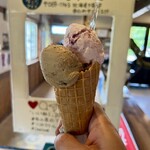 牛小屋のアイス - アイスのボリュームはやや小さめ。