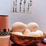 レバニラや金太郎 - 卓上の玉子は１人１個無料サービスです