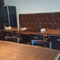 キャトルラパン - 店内　カウンター席とテーブル席
