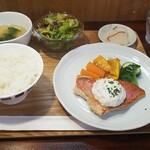 キッチン ブルー グローブ - 金目鯛ポワレ　ギリシャヨーグルトのタルタル添え