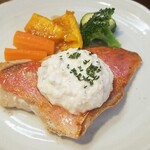 キッチン ブルー グローブ - 金目鯛のポワレのアップ