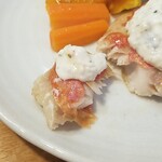 キッチン ブルー グローブ - 金目鯛はをカット、タルタルソースをのせて