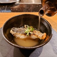 炭火割烹 樹樹 - スズキの炭火焼き　透明なブイヤーベース