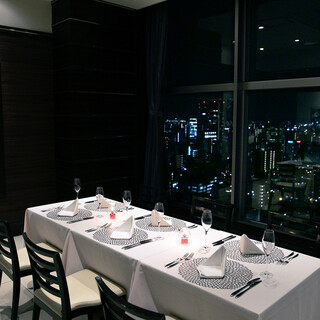 美しい夜景と美味しい料理をゆったりと楽しむプライベートルーム（有料）
